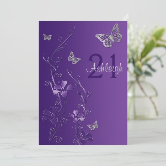 Fleurs pourpres et grises et invitation de (Debout devant)