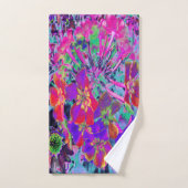Fleurs psychédéliques colorées rouges et violettes (Serviette à main)
