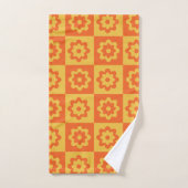 Fleurs rétro hippies sur damier jaune orange (Serviette à main)