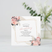 Fleurs Roses Élégantes Et Invitation D'anniversair (Debout devant)