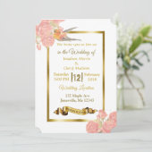 Fleurs roses et d'or et invitations de mariage d'o (Debout devant)