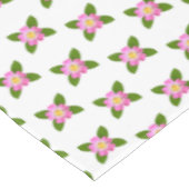Fleurs roses et feuilles vertes sur nappe blanche (Angle)