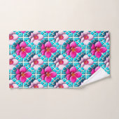 Fleurs roses sur fond bleu géométrique (Serviette à main)