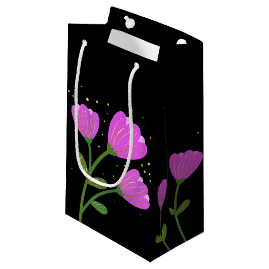 Fleurs roses sur sac cadeau noir (Devant Angle)
