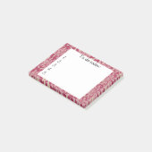 Fleurs roses sur un post-it rouge (Incliné)