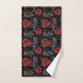 Fleurs rouges sur le noir. (Serviette à main)