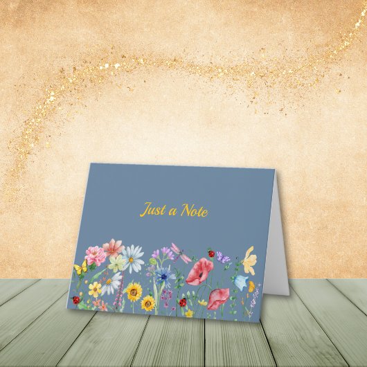 Fleurs sauvages bleus dans les cartes de notes sur
