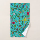 Fleurs sauvages et papillons de nuit sur turquoise (Serviette à main)