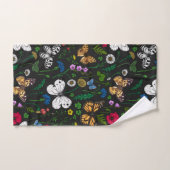 Fleurs sauvages et papillons sur le noir (Serviette à main)