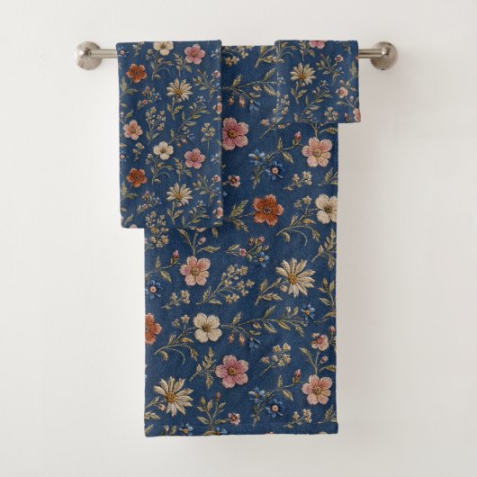 Fleurs sauvages simples brodées sur fond de denim (En situation)