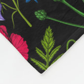 Fleurs sauvages sur couverture en toison noire (Coin)