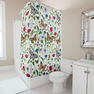Fleurs sauvages sur le rideau de douche blanc cass