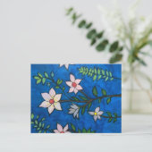 Fleurs sur carte postale bleue (Debout devant)
