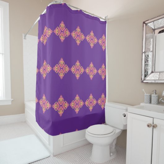 Fleurs sur rideau de douche violet (En situation)
