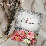 Fleurs vintages sur nom noir blanc et monogramme<br><div class="desc">Beau design de planificateur personnalisé avec fleurs vintages sur un motif géométrique noir et blanc. Le texte est entièrement personnalisable. Pour le modifier,  utilisez l'option Personnaliser. Utilisez l'outil Modifier la conception pour effectuer des ajustements supplémentaires,  tels que la police,  la couleur de police ou la disposition du texte.</div>