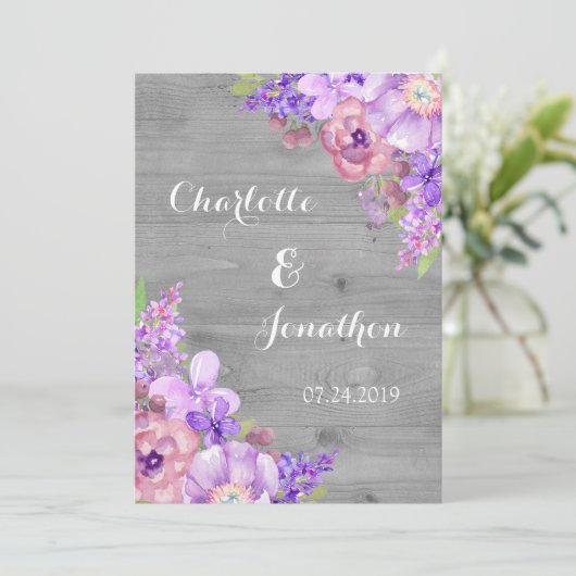 Fleurs violettes en bois rustique Invitations de m (Debout devant)