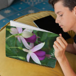 Fleurs violettes Fuchsia avec Speraux blancs Flora<br><div class="desc">Ce planificateur mensuel/hebdomadaire de calendrier garde toutes vos activités et horaires à venir organisées en un seul endroit pratique et présente l'image photo de pendaison,  fleurs violettes Fuchsia avec des sépales blancs. Un joli design floral ! Sélectionnez la couleur du fil du planificateur.</div>