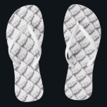 Fleurs violettes Mariage Gâteau Bridesmaid Mariée<br><div class="desc">Les tongs présentent une illustration originale d'un gâteau mariage à plusieurs étages décoré de fleurs violettes colorées. Fait un cadeau parfait pour vos demoiselles d'honneur ! Cette illustration est également disponible sur d'autres produits. Ne vois-tu pas ce que tu cherches ? Vous avez besoin d'aide pour la personnalisation ? Contactez...</div>