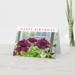 Fleurs violettes près de la carte d'anniversaire
