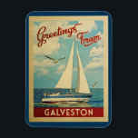 Flexible Galveston Magnet Sailboat Vintage voyage Texas<br><div class="desc">Ce voeu de Galveston Texas vintage voyage design nautique comprend un bateau naviguant sur l'eau avec des mouettes et un ciel bleu rempli de somptueux nuages blancs bouffants.</div>