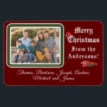 Flexible Magnet photo de la carte de Noël<br><div class="desc">Carte de Noël Photo Magnet design présente votre photo dans le coin supérieur gauche contre un arrière - plan bordeaux. Photo encadrée par une belle bordure verte et blanche. En-tête personnalisable : "Joyeux Noël" en lettres blanches. Image d'un chapeau de Père Noël équilibré au-dessus du "C". Le texte ci-dessous se...</div>