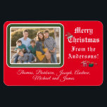 Flexible Magnet photo de la carte de Noël<br><div class="desc">Carte de Noël Photo Magnet design présente votre photo dans le coin supérieur gauche contre un arrière - plan rouge. Photo encadrée par une belle bordure verte et blanche. En-tête personnalisable : "Joyeux Noël" en lettres blanches. Image d'un chapeau de Père Noël équilibré au-dessus du "C". Le texte ci-dessous se...</div>