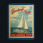 Flexible Oklahoma City Magnet Sailboat Vintage Oklahoma<br><div class="desc">Ce Salutations From Oklahoma City Oklahoma conception marine de voyage vintage comprend un bateau naviguant sur l'eau avec des mouettes et un ciel bleu rempli de somptueux nuages blancs bouffants.</div>