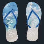 Flip Flops de la scène de mariage de la plage de D<br><div class="desc">Idéal pour un mariage ou une lune de miel. Il y a une scène de plage calme avec l'océan et le ciel bleu. Au centre se trouve le mot "mariée" dans un script blanc. Personnalisez avec votre nom. Découvrez les nombreux autres dessins de mariées que nous avons dans notre magasin....</div>
