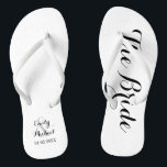 Flip Flops de mariée de plage<br><div class="desc">Coutume marié et marié plage tongs de mariage sur noir et blanc. Personnalisez-le avec vos noms et la date du mariage ou customisez-le davantage si vous souhaitez modifier les couleurs ou ajuster la disposition.</div>