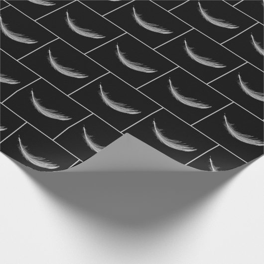 Floating White Feather On Black Cadeaupapier (Hoek)