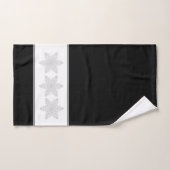 Flocon de neige argenté élégant sur fond noir (Serviette à main)