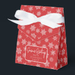Flocon de neige d'hiver Noël Fête rouge Salutation<br><div class="desc">Ballotin rouge de Noël avec ruban arc et simple étiquette de voeux de vacances. La boîte est agrémentée de flocons de neige blancs et gris de différentes tailles. Idéal pour les cadeaux de fête, les cadeaux d'hôte, les pâtisseries, etc. Le design est disponible dans une collection couronnée de couleurs de...</div>