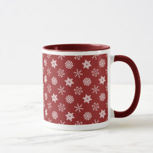 Flocons de neige sur la tasse rouge de vacances