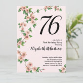 Floral 76e verjaardag uitnodiging in Blush Pink (Staand voorkant)