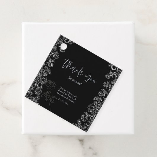 Floral Black Gothic Bachelorette Bedankjes Labels (In situ)