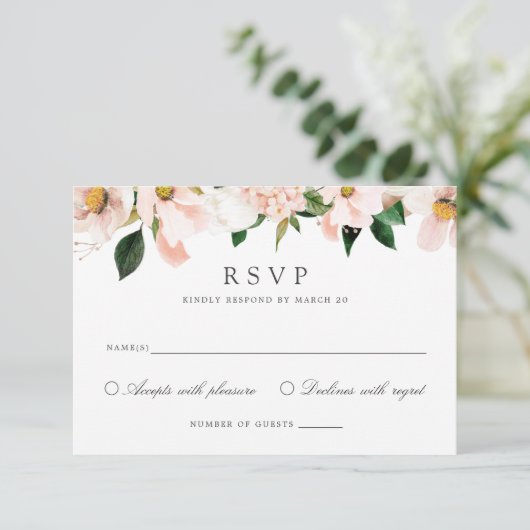Floral Blush Magnolia Hydrangea Elegant carte RSVP (Debout devant)