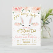 Floral bunny 2e verjaardag uitnodiging (Staand voorkant)