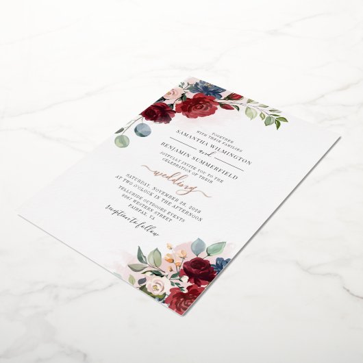 Floral Burgundy Botanical Script Weddenschap Roos  Folie Uitnodiging (Gedraaid)