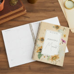 Floral de tournesol d'été vintage<br><div class="desc">Ce design présente un beau cadre de tournesols d'aquarelle douce et d'autres floraux d'été sur un arrière - plan en détresse au beurre doux. C'est romantique avec une touche de vintage. Créé par Simply Farmhouse Press.</div>