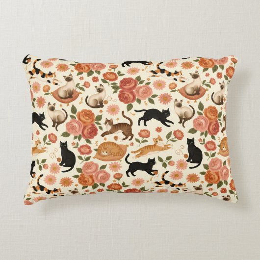 Floral Felines: Cozy Cats & Blooms Pattern Accent Kussen (Voorkant)