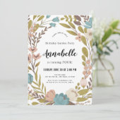 Floral Garden Party White Anniversaire Invitation (Debout devant)