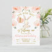 Floral goudroze bunny 1st Birthday Uitnodiging (Staand voorkant)