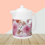 Floral japonais rose cerise fleurs<br><div class="desc">Théière en céramique blanche avec couvercle qui présente une photo de jolies fleurs de cerises roses,  dont le nom japonais est Sakura. Un joli design floral !</div>