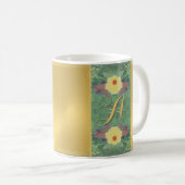 Floral Monogramme laiton Couleur café Mug (Devant droit)