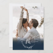 Floral Navy Blauw Monogram Foto QR Code Bruiloft Kaart (Achterkant)