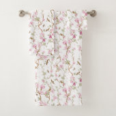 Floral-patterned towels hang neatly (En situation)