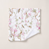 Floral-patterned towels hang neatly (Gant de toilette)