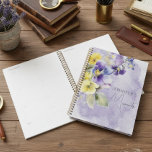 Floral pourpre et jaune moderne<br><div class="desc">Ce design simple mais élégant présente un bouquet de boiseries violettes, jaunes et lavandes et d'autres fleurs verdoyantes. L'arrière - plan est une aquarelle violette sur un arrière - plan de papier d'aquarelle blanc texturé. Créé par Simply Farmhouse Press.</div>