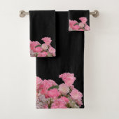 Floral roze witte bloemen zwarte achtergrond bad handdoek (Insitu)