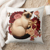 Floral Serenity: Curled Siamese Cat in Bloom Kussen (Deken)